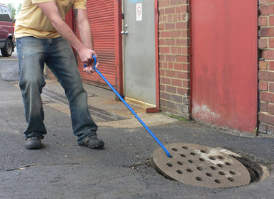 manhole hooks-use-2